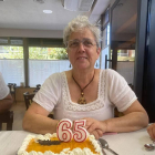 Pilar Barrial Valdés junto a un tarta de cumpleaños