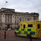 Una ambulancia frente al Palacio de Buckingham en Londres