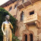 Balcón de Julieta, y estatua en bronce de esta joven, en Verona, Italia. Foto: Civitatis.