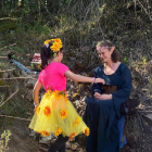 Una visita teatralizada con una niña y una mujer como hadas en el Bosque Mágico de Alija del Infantado.