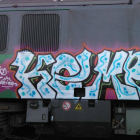 Un graffiti pintado en un vagón de tren.