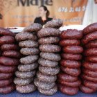 Chorizo de León durante una feria.