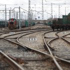Convoyes de mercancias en la playa ferroviaria del acceso sur a la capital leonesa.