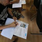 Un joven realiza un test teórico para obtener el carné de conducir.