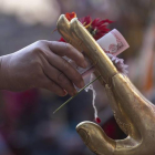 Un devoto hace una ofrenda a uno de los ídolos centenarios de Lord Buddha.