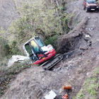 Una retroexcavadora del servicio de Medio Rural de Ponferrada sufre un accidente en un camino de Montes de Valdueza