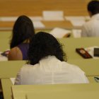 Jóvenes estudiantes en un aula de la Universidad de León.