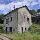 Edificio de viajeros del ferrocarril en Matarrosa del Sil