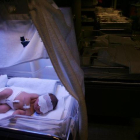Un bebé recién nacido en la sala de maternidad de un hospital.