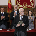 Luis Mateo Diez recibe los aplausos, entre otros, de los reyes de España, Felipe VI y Letizia, del presidente del Gobierno, Pedro Sánchez, y de la presidenta de la Comunidad de Madrid, Isabel Díaz Ayuso