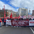 Cabecera de la manifestación celebrada esta mañana en León en defensa de los derechos de los trabajadores.