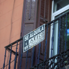 Vista de un cartel de alquiler de vivienda en Madrid en una imagen de archivo. EFE/ Fernando Alvarado