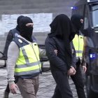Imagen de archivo de agentes de la Policía Nacional durante la detención de un hombre a quien se le imputa adoctrinamiento yihadista. EFE