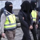 Imagen de archivo de agentes de la Policía Nacional durante la detención de un hombre a quien se le imputa adoctrinamiento yihadista. EFE