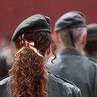 El coronel José Miguel Barbero, jefe de la Guardia Civil en Navarra y la delegada del Gobierno en la comunidad foral, Alicia Echeverria, han entregado al capitán de la 2ª Compañía del GAR destacada en San Sebastián Álvaro Ruiz (en la imagen) un dibujo con los rostros de los Guardias Civiles asesinados el pasado 9 de febrero en Barbate obsequio de la Comandancia de Teruel, durante los actos que se han organizado este lunes con motivo de la celebración del 180 aniversario de la fundación de la Guardia Civil en Navarra.