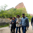 El secretario general del PSCyL, Luis Tudanca, el presidente del Consejo Comarcal de Bierzo, Olegario Ramón, y el alcalde de Carucedo, Alfonso Fernández, hacen un recorrido por el Monumento Natural de Las Médulas