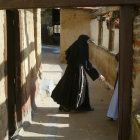 Una monja en la parte de la muralla del monasterio de Santa Clara de León.