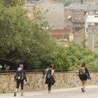 Peregrinos por las inmediaciones del Castillo de los Templarios de Ponferrada.