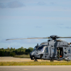 Aviones y helicópteros de los ejércitos de Aire y Tierra hacen escala en León camino del desfile que se celebra en Asturias por el Día de las Fuerzas Armadas.