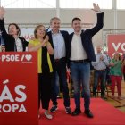 Pajín, García y Cendón escoltan a Zapatero, a  la derecha en la foto.