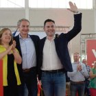 Pajín, García y Cendón escoltan a Zapatero, a  la derecha en la foto.