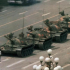 Imagen de archivo del tanque del ejército chino en la plaza del Tiananmen en Beijing, durante la represión militar de 1989.