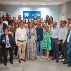 Foto de familia con apoderados e interventores en la sede del PP.