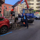Los servicios municipales recogen los escombros.