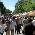 La Feria del Libro reúne a miles de personas en torno a los libros.