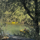 Medios de rescate y emergencia continúan desde primera hora de este viernes la búsqueda del menor que desapareció la tarde del jueves mientras se bañaba en el río Júcar, en el término de Alzira (Valencia). EFE/Raquel Segura