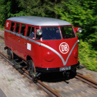 Sobre raíles. La colección histórica de Volkswagen acaba de incorporar una curiosa
versión ferroviaria del icónico Bulli.