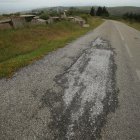 Baches en la carretera entre las localidades de Salas de los Barrios y San Cristóbal de Valdueza