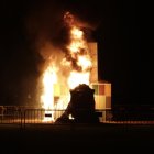 El espectáculo pirotécnico y la hoguera cumplen el ritual de San Juan.
.