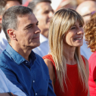 El presidente del Gobierno, Pedro Sánchez, junto a su esposa, Begoña Gómez.