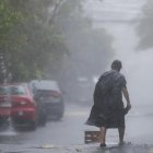 Una persona camina bajo la lluvia, en Monterrey, Nuevo León (México). Imagen de archivo. EFE/ Miguel Sierra