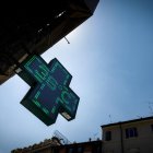 Imagen de archivo de un cartel luminoso de una farmacia mostrando la temperatura en un día de calor. EFE/EPA/GIUSEPPE LAMI
