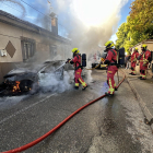 Momento en el que los bomberos sofocaron las llamas del vehículo.