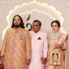Anant Ambani, Mukesh Ambani y Neeta Ambani posan durante de la celebración de la boda.