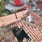Los bomberos desalojan a Salvador Armesto de la casa ocupada