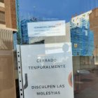 Fotografía de una supuesta clienta que se ha visto afectada por el cierre repentino del único establecimiento de esta marca emplazado en León. La imagen ha sido extraída de una reseña negativa publicada este miércoles contra el local, que, como puede verse en la instantánea, está cerrado.