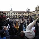 El Encuentro de la procesisón de los Pasos en la plaza Mayor depende de las obras.