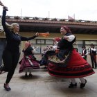 Sofía, directora de la agrupación de bailes de la Casa de León en México, perfecciona bailes del folclore leonés en el Museo de la Emigración Leonesa.