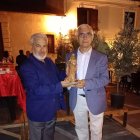 A la derecha, José Luis Alonso Ponga tras recibir el premio