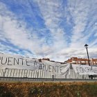 Una de las pancartas por el soterramiento en Trobajo.