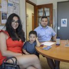 Fabiola y Gustavo, participantes del programa de inserción sociolaboral de AccemARIADNA, junto a su hijo Liam