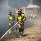 Intervención de los bomberos en el solar de la Avenida Madrid.