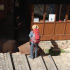 Un peregrino este verano en el Camino de Invierno, en la puerta del Castillo de Cornatel.