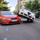 Así han acabado los dos coches implicados en un accidente en la avenida de la Facultad