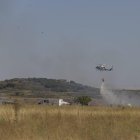 El fuego ha provocado un importante despliegue de efectivos del Cuerpo de Bomberos de León.