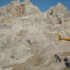 El helicóptero de los Servicios de Emergencia de la Junta de Castilla y León durante una operación de rescate en Picos de Europa.